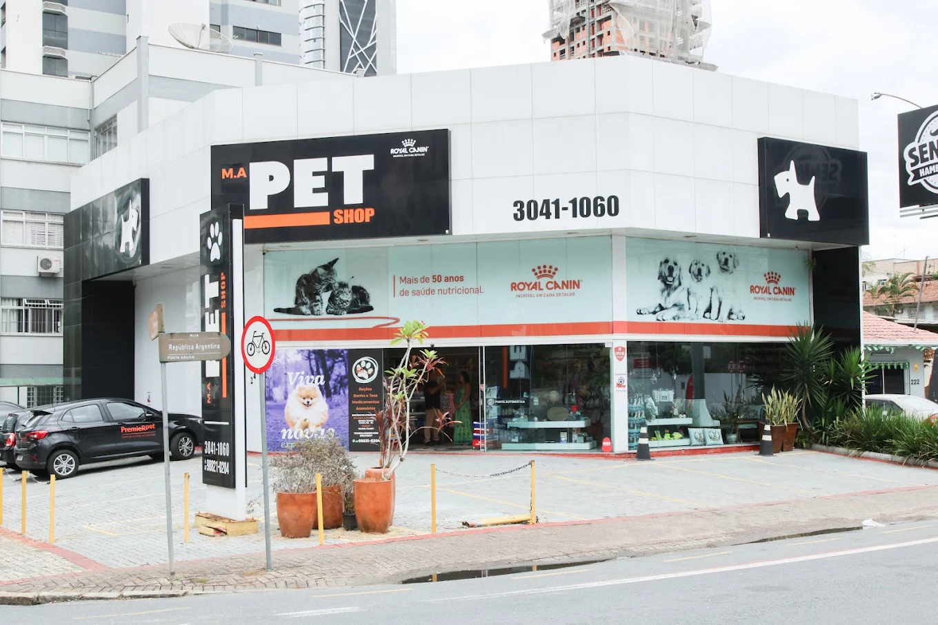 Fachada da M.A Pet Shop, com letreiro preto e laranja e entrada na Rua República Argentina, em Blumenau